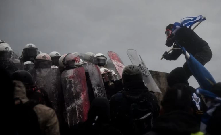 Κουκουλοφόρος τα… έδειξε κυριολεκτικά στους αστυνομικούς στο Σύνταγμα